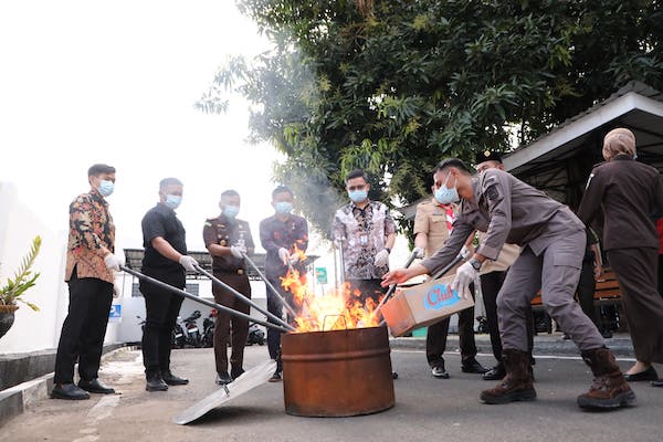 Kejari Bantaeng Musnahkan Barang Bukti 22 Perkara Tindak Pidana