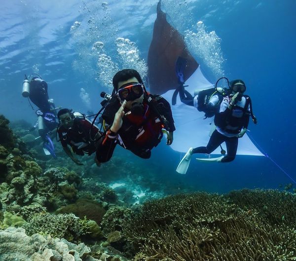 Pertamina Sulawesi Kibarkan Merah Putih Terbesar di Bawah Laut Wakatobi