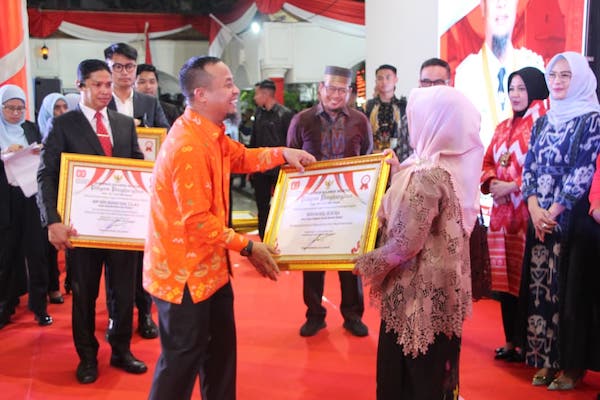 Bawaslu Sulsel Raih Penghargaan Pilkada Damai 2024 dari Gubernur