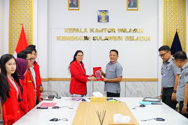 Kakanwil Kemenkum Sulsel Lepas Mahasiswa KKN Tematik Hukum Unhas