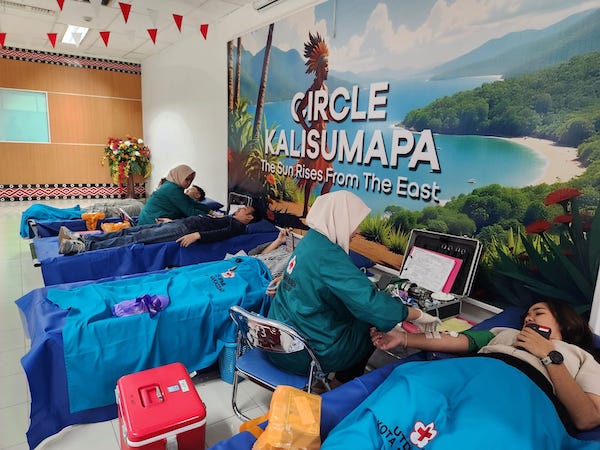 Indosat Perkuat Komitmen CSR melalui Donor Darah di Makassar