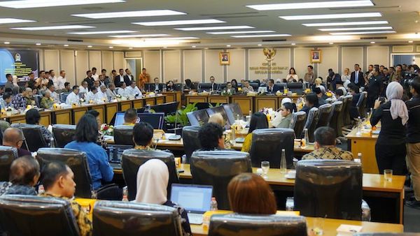 Wamen Eddy Sampaikan Tata Kelola Royalti Musik melalui Permenkum 27 Tahun 2025 di DPR