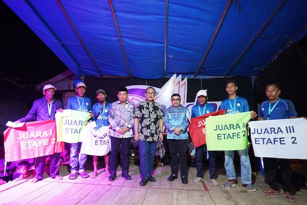 Gubernur Sulbar Berikan Hadiah untuk Pemenang Lomba Sandeq Silumba