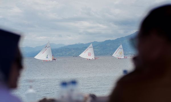 55 Perahu Sandeq Merapat di Garis Finis Etape IV