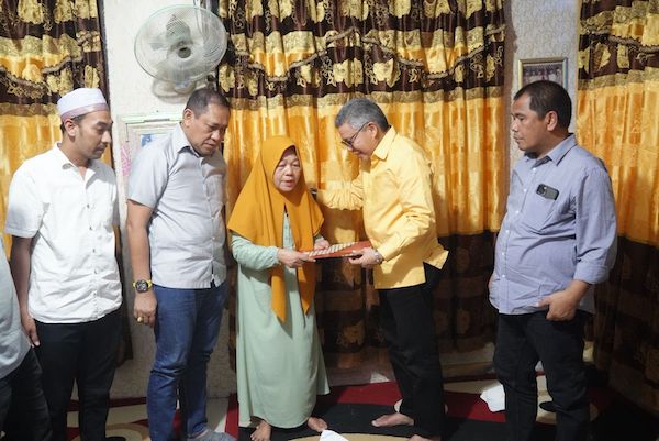 Taufan Pawe Sambangi Rumah Duka Abay, Janji Evaluasi Tunjangan DPR