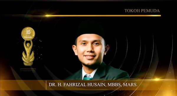 dr Ichal Raih Tokoh Pemuda Kabar Makassar Award 2025