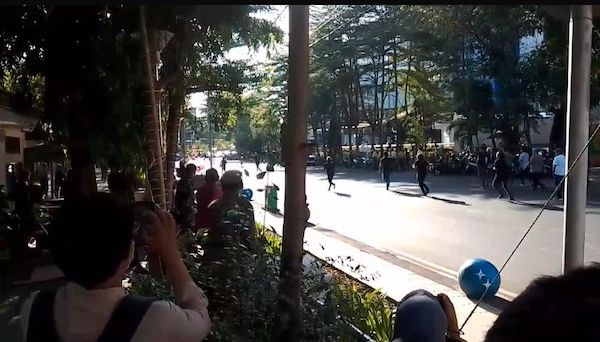 Demo di Depan Polrestabes Makassar Ricuh