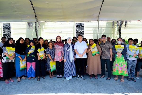 Andi Rachmatika Dewi Gelar Jumat Berkah untuk Warga Sekitar Kantor DPRD Sulsel