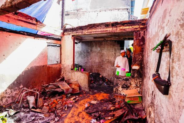 Gubernur Sulsel Salurkan Bantuan untuk Korban Kebakaran di Mamajang