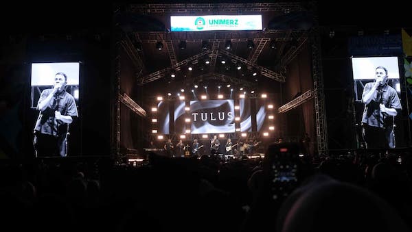 Tulus Hibur Ribuan Mahasiswa Baru di Penutupan PKKMB Universitas Megarezky