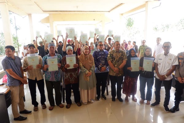 Bupati Jeneponto Serahkan Sertifikat UMKM, Ajak Warga Manfaatkan Aset untuk Kesejahteraan