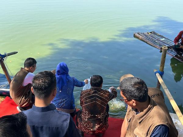 20 Ribu Benih Ikan Ditebar di Danau Mawang, Husniah Talenrang Dorong Ekonomi Gowa
