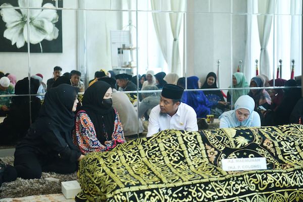 Gubernur Sulsel Sampaikan Duka Cita Atas Wafatnya Ibunda Wagub Fatmawati Rusdi