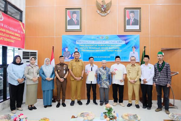 Bupati Bantaeng Serahkan Sertifikat Tanah Hibah ke Kajari