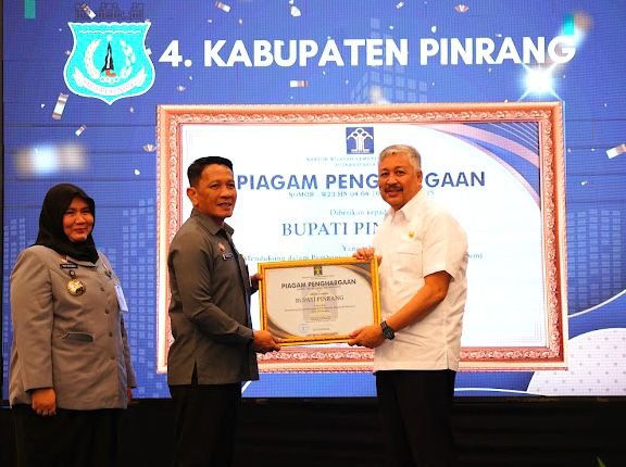 Kakanwil Kemenkum Sulsel Serahkan Penghargaan 17 Kabupaten/Kota Pembentukan Posbakum