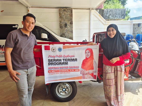 Bantu Kebersihan Makassar, Meity Rahmatia Serahkan Mobil Sampah