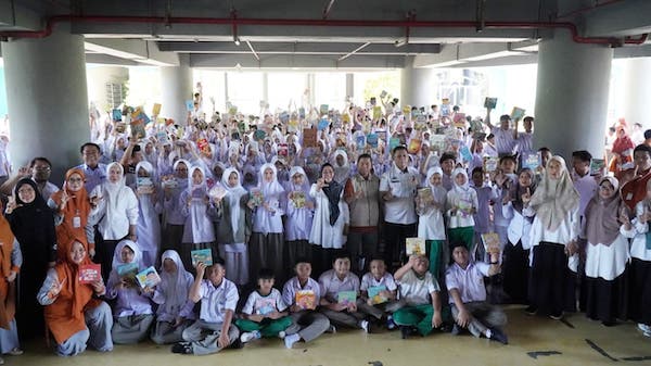 Dukung Program Literasi Kota Makassar, Sekolah Islam Athirah Donasi Ratusan Buku