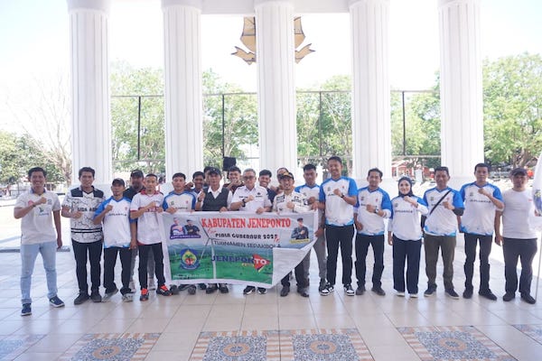 Diperkuat ASN, Kontingen Sepak Bola Jeneponto Resmi Dilepas Bupati ke Piala Gubernur 2025