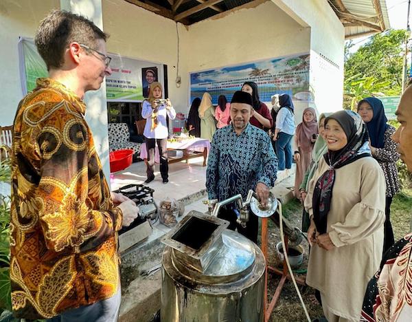 Konjen Australia Dukung Proyek Pengolahan Kelapa di Tobimeita Kendari
