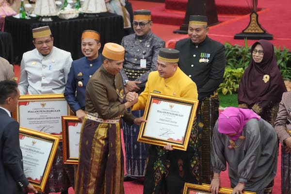Unggul di IPM dan Kemiskinan, Makassar Borong 3 Penghargaan di HUT Sulsel
