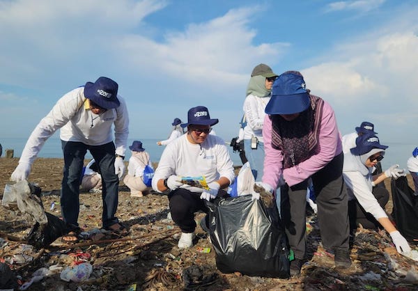 Telkom Angkut 1,4 Ton Sampah Melalui Program GoZero% di Pantai Galesong dan Barombong