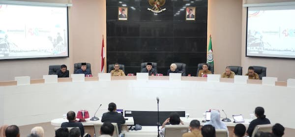 Kumpul Sampah Terbanyak Dapat Hadiah di Jalan Sehat HUT Makassar