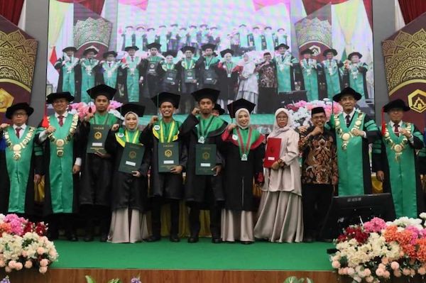 Kisah Inspiratif, Lima Bersaudara Wisuda Bersamaan di UIN Palopo
