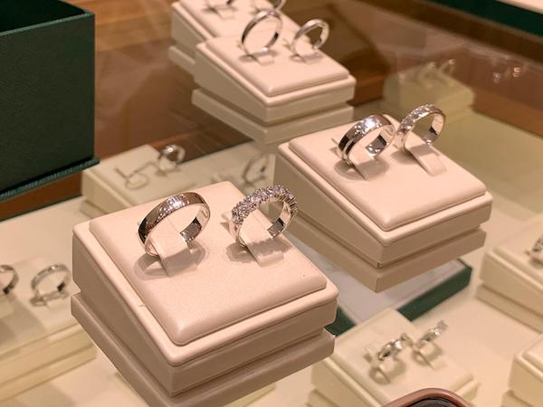 Harga Emas Fluktuatif, Cincin Kustom Jadi Pilihan Pasangan Muda