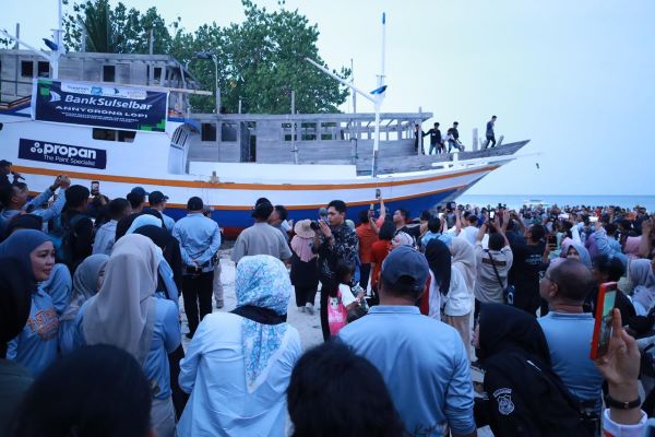 Annyorong Lopi Awali Festival Phinisi Bulukumba 2025