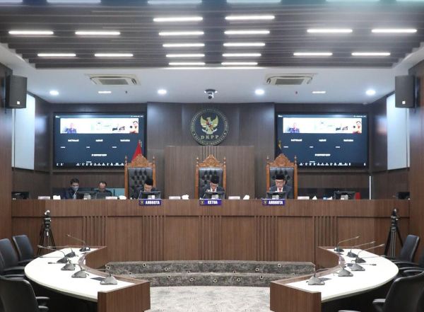 DKPP Copot Ketua Bawaslu Sulbar, Kasus Ijazah Palsu Cabup Mateng Jadi Pemicu