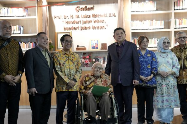 Prof Mohammad Laica Marzuki Sumbangkan 2.355 Koleksi Bukunya untuk Perpustakaan Unhas