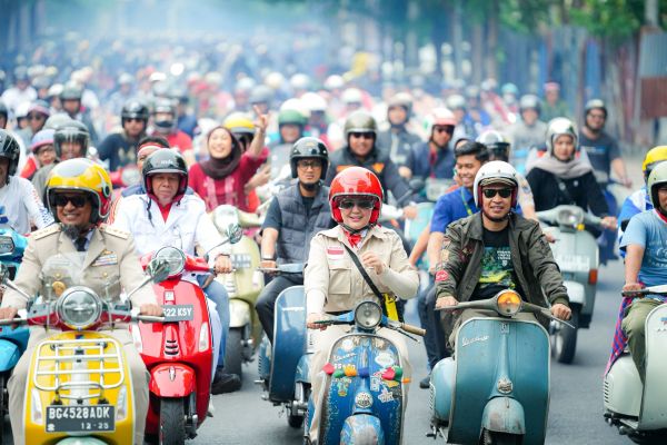 Hadiri Tudang Sipulung, Gubernur-Wagub Sulsel Kompak Naik Vespa Hingga Tanam Tabebuya