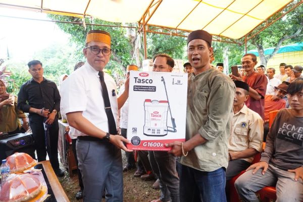Penguatan Pangan, Bupati Jeneponto Salurkan Benih Unggul dan Hand Sprayer Langsung ke Petani