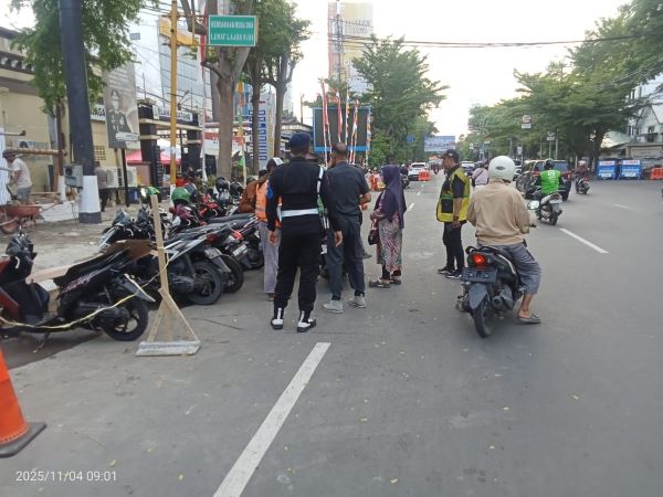 TRC Perumda Parkir Tertibkan Parkir Semrawut di Sekitar Balaikota Makassar