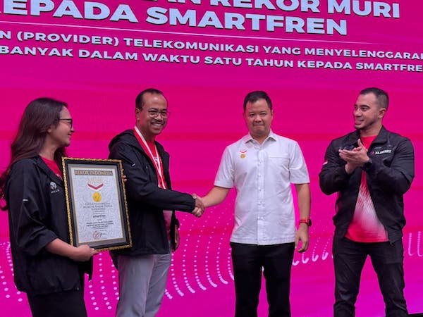 Smartfren Raih Rekor Nasional Penyedia Layanan Telekomunikasi Penyelenggara Ajang Lari Terbanyak