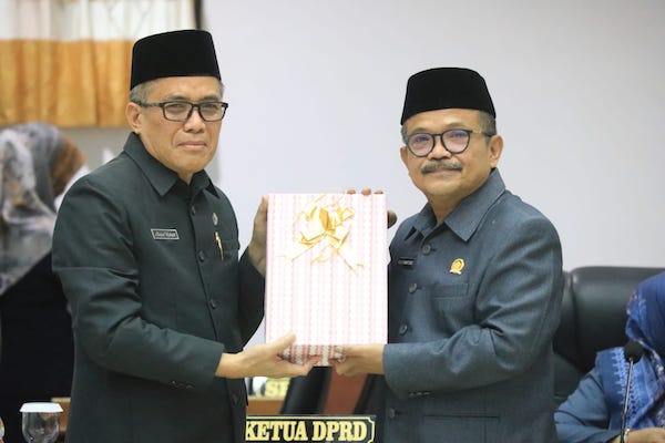 Dorong Efisiensi dan Kesejahteraan, Pemkab Bantaeng Serahkan KUA-PPAS 2026