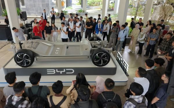 BYD Gelar Technology Roadshow di Unhas, Dorong Transisi Energi Bersih