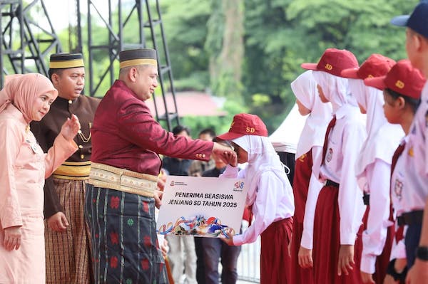 HUT ke-418, Pemkot Makassar Tebar Bantuan Pendidikan dan Penghargaan