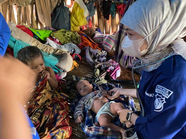 Dengar Kabar Warga Miskin, Kapolres Jeneponto Kirim Tim Medis dan Sembako