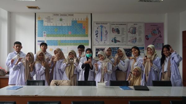 Kelas 10 A SMA BSM Implementasikan Teori Kimia Terapan dengan Membuat Parfum Bernilai Jual