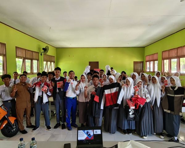 Asmo Sulsel Beri Pembekalan Keselamatan Berkendara pada Puluhan Siswa SMKN 7 Takalar