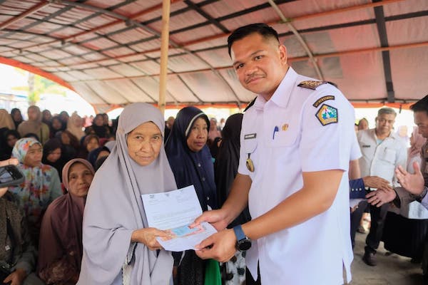 Salurkan BLTS Kesra, Bupati Bantaeng Minta Diperuntukkan Untuk Sembilan Bahan Pokok