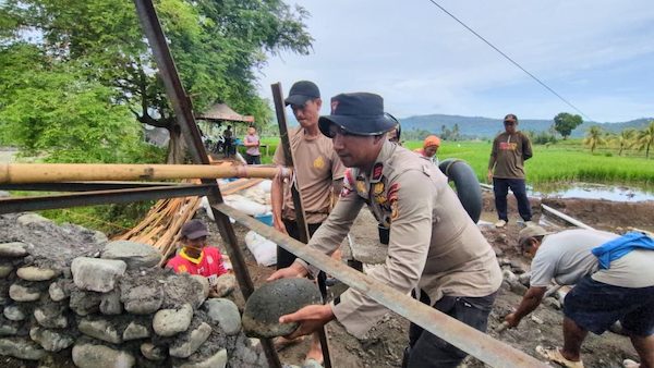 Brimob Batalyon C Sulsel Bantu Bangun Jembatan Gantung di Soppeng