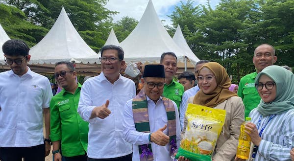 PKB Makassar Bagikan 1.500 Paket Sembako, Cak Imin Ajak Warga Perkuat Gotong Royong