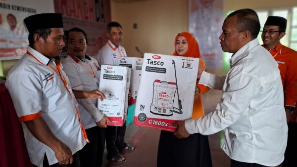 Meity Rahmatia Beri Bantuan Sprayer Elektrik untuk Petani Malino