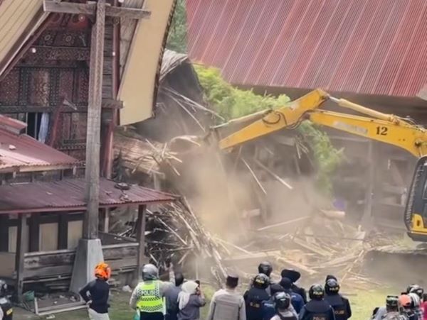 Tongkonan Ka’pun Berusia 300 Tahun di Toraja Dirobohkan