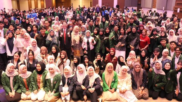 Ratusan Mahasiswa Hadiri Dialog Diplomat Konsulat Jenderal Australia di Makassar