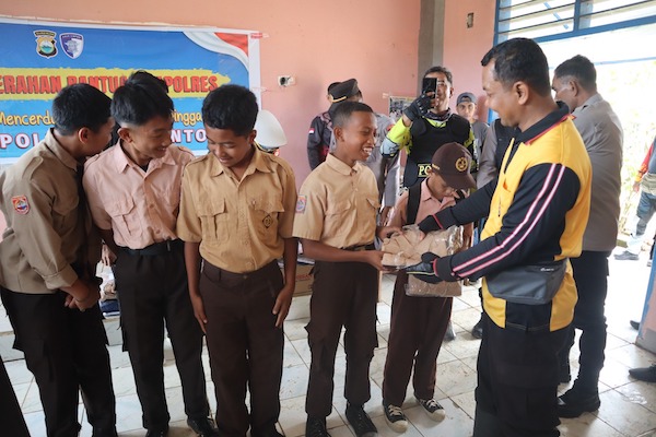 Polres Jeneponto Salurkan Ratusan Seragam Sekolah Gratis ke Pelosok Rumbia