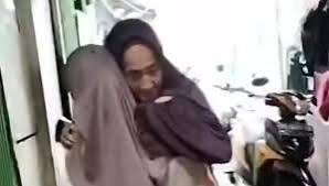 Ambil Raskin Tak Bisa Diwakili, Nenek 85 Tahun di Makassar Terpaksa Digotong