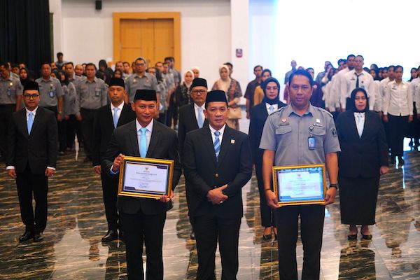 Kakanwil Kemenkum Sulsel Serahkan 2 Penghargaan Menteri Hukum atas Inovasi Layanan Publik